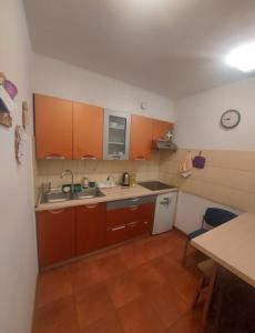 弗罗茨瓦夫Travel House Wrocław的厨房配有橙色橱柜、水槽和柜台。