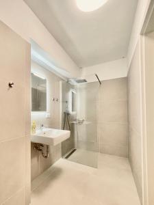 维也纳Sievering18 A-B的一间带水槽和淋浴的浴室