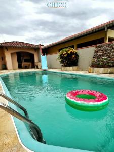 纳韦甘蒂斯Pousada Casa Chico的水中一个红色绿色的游泳池