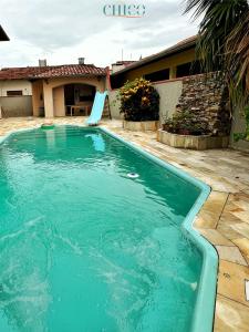 纳韦甘蒂斯Pousada Casa Chico的房屋前的游泳池