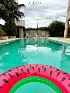 纳韦甘蒂斯Pousada Casa Chico的游泳池里有一个粉红色和绿色的物体