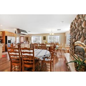 Emigrant7 Point Ranch的厨房以及带桌椅的用餐室。
