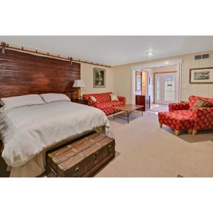 Emigrant7 Point Ranch的酒店客房配有一张大床和家具。