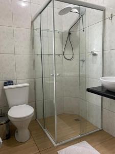 弗洛里亚诺波利斯Residencial da Cris的带淋浴、卫生间和盥洗盆的浴室