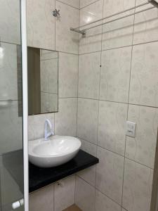 弗洛里亚诺波利斯Residencial da Cris的一间带水槽和镜子的浴室