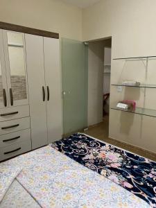 弗洛里亚诺波利斯Residencial da Cris的一间卧室配有一张床、梳妆台和衣柜