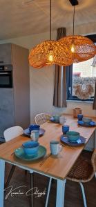 EwijkLakeview 'Rotorua' 4-6 pers by Kawatea Cottages的一张木桌,上面有蓝色的碗和盘子