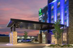 科罗拉多斯普林斯Holiday Inn Express & Suites - Colorado Springs South I-25, an IHG Hotel的停车场内有停车位的酒店
