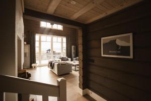 奥勒Åre Valley Lodges - Grand Ski Lodge的客厅设有木镶板墙和窗户