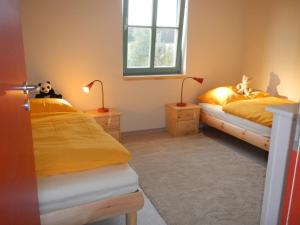ZempowFerienlandhaus Zempow的一间卧室设有两张床,里面饲养着动物。