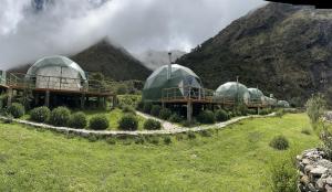 SoraySky Lodge Domes Salkantay的山地中的一组圆顶