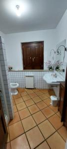 科森扎Casa Santa Lucia的浴室设有2个水槽和2个卫生间