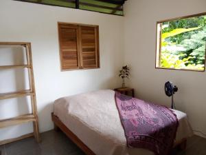 别霍港Almendra de Montaña的一间卧室设有一张床和一个窗口