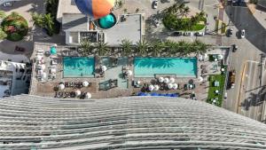 好莱坞High Floor Corner 2 BDR in Hyde Resort的享有带2个游泳池的大楼的顶部景致