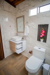 圣希尔Glamping Monteverde San gil的浴室配有白色卫生间和盥洗盆。