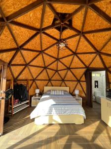 圣希尔Glamping Monteverde San gil的蒙古包内一间卧室,配有一张床