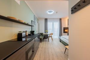 柏林Nena Apartments Berlin - Adlershof - "New Opening 2024"的一间设有厨房和客厅的客房
