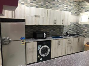 库塞尔New Villa Carimo的厨房配有冰箱和洗衣机。