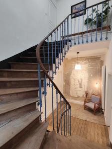 Thury-HarcourtAppartement au coeur de la Suisse normande的房屋内有蓝色栏杆的楼梯