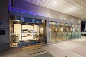 首尔东大门伍吉儒库帕住宿公寓式酒店的大楼前方装有玻璃门的商店