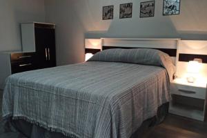 塔里哈Casa Magnolia的一间卧室配有一张带2个床头柜的大床
