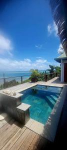 马洛洛Private Oceanfront Fijian Villa Sleeps 8的海景游泳池