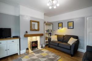 利兹Stylish and cosy cottage in the heart of Yorkshire的带沙发和壁炉的客厅