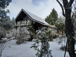 圣卡洛斯-德巴里洛切Paraiso Bariloche的前面的地面上积雪的房子