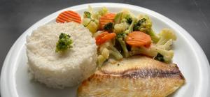圣保罗Motel Atos ADULTS ONLY的饭,蔬菜和鱼的盘子
