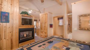 鲁伊多索影山山林小屋的客厅设有壁炉和电视。