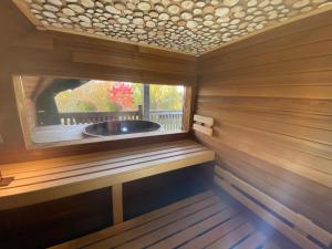 HorebekeHorenbecca Bistro & Wellness的木制房间中带窗户的桑拿浴室