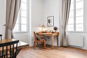 马赛La Loge Vieux-Port的一个带桌子和椅子的家庭办公室