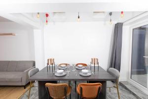 吉林汉姆Modern and Luxury House for 8的用餐室配有桌椅和沙发