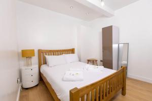 吉林汉姆Modern and Luxury House for 8的一间卧室配有一张带白色床单和镜子的床