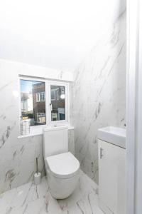 吉林汉姆Modern and Luxury House for 8的白色的浴室设有卫生间和窗户。