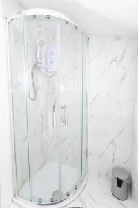 吉林汉姆Modern and Luxury House for 8的浴室里设有玻璃门淋浴