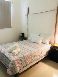 普拉亚卡门Casa Ohana By Utopia的一间卧室配有一张床,床上有毛巾