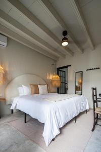圣米格尔-德阿连德HOLT Hotel del Pueblito的卧室配有一张白色大床