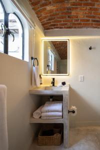 圣米格尔-德阿连德HOLT Hotel del Pueblito的一间带水槽和镜子的浴室