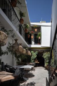 圣米格尔-德阿连德HOLT Hotel del Pueblito的户外庭院设有桌椅和植物
