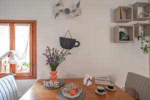 BrendolaLa Casita的一张餐桌,上面有花瓶