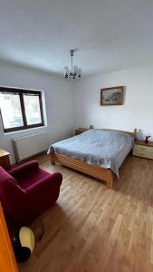 利夫诺Ivković Residence的一间卧室配有一张床、一张沙发和一把椅子
