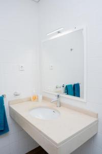 普拉亚Villa Santiago的一间带水槽和镜子的浴室
