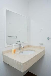 普拉亚Villa Santiago的浴室水槽、镜子和肥皂瓶