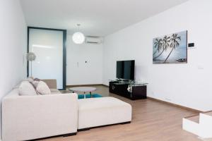 普拉亚Villa Santiago的客厅配有白色沙发和电视
