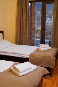 迪利然Royal Rest Townhouse的两张位于房间的床,配有毛巾
