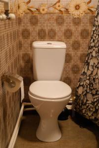 迪利然Royal Rest Townhouse的浴室设有白色卫生间和瓷砖墙