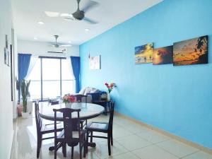 普崇PuchongIsland WindyStay3R2B8Pax AT D'Island的一间设有桌子和蓝色墙壁的用餐室