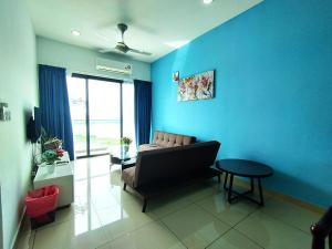 普崇PuchongIsland WindyStay3R2B8Pax AT D'Island的带沙发和蓝色墙壁的客厅