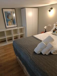 马德里Apartamento pacifico a的一间卧室配有一张带两个枕头的床